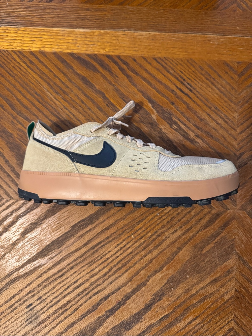 Nike Men’s Tan Sneakers with Black Swoosh - Picture 5 of 8